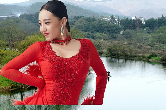 他拉开车门，对陈佳音笑道：等我一下，我去去就来