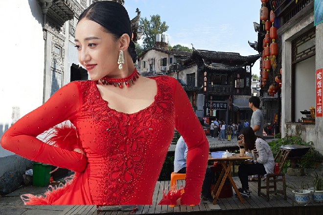 他身上隐隐出现了金色的佛光，天空中充斥着佛经的诵读声