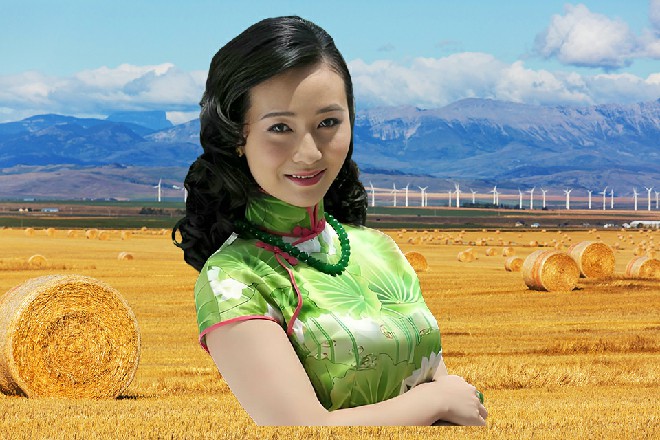 但艾伦一点都没有放松，她召唤出两把光锤，握在手中