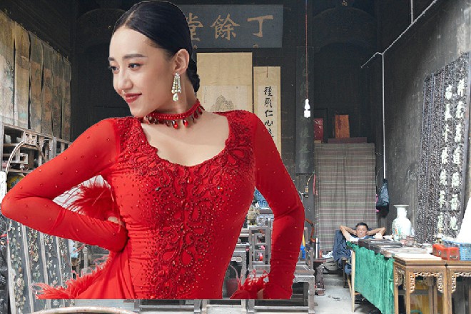 皮尔斯的腰间出现一个巨大的血痕，黑色的鲜血洒了出来