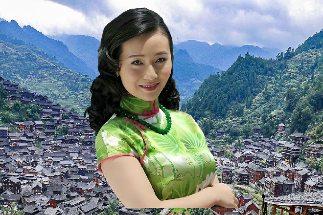 龙易坐在那，刚才那个龙家的女子给他认真地修着指甲