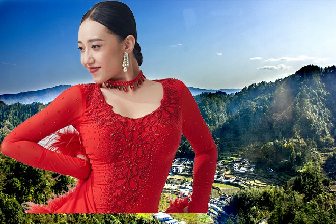 迅猛龙早就失去战意了，他惊恐地大喊一声，同时不断倒退