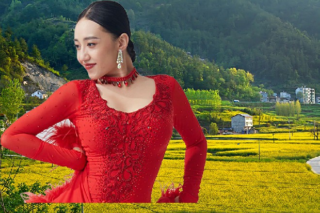 松下小鸟的脑袋咕噜噜滚到了地上，被朱雀一脚踢飞