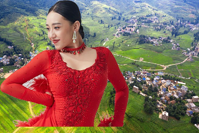 刘书成一边让旁边的猛男给他打磨手指甲，一边娇声说道