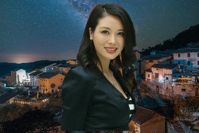 诺曦S忽然想到了什么，他举起自己的左手，轻声呼唤