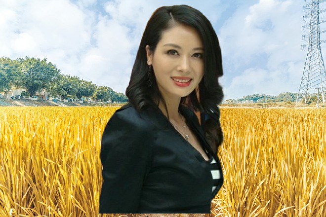 纳兰朵抱着胳膊，身材高挑，站在一边，手里举着一个酒杯