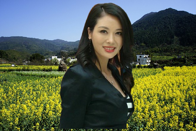 她举起自己的地狱炎魔刀，横在了身前，撑起自己的防御