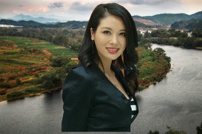 罗莉连忙说道：你当你是大力神啊，还想一个人拎起我的车