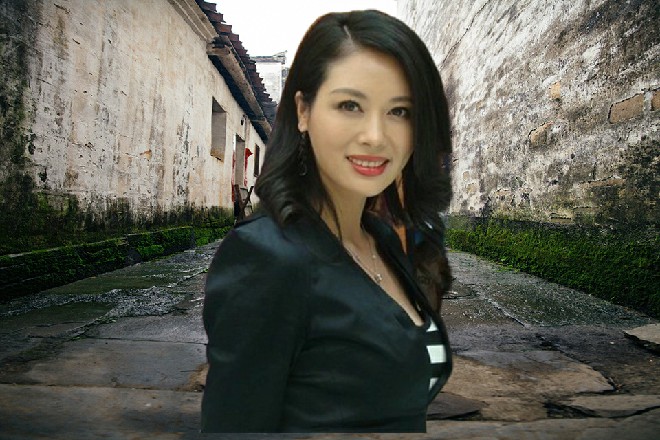 安妮几乎是下意识地往旁边一跃，滚倒一块巨石的后面