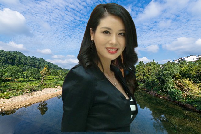 左京华从地上一跃而起，然后一拳再次向着若依当头砸下