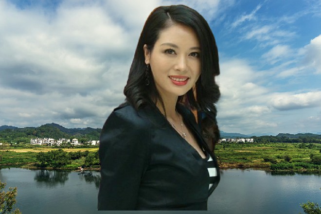 说话间，他的右手变成了青玉色，就要向着额头拍过去