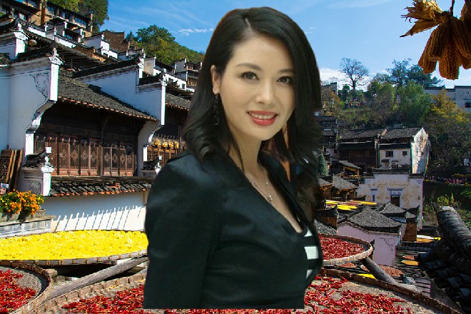 红色妖姬站起身来，那把黑枪又变回了手镯，带在他的手腕上面