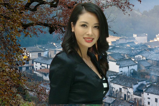 伊轩一边用雨伞挡住暗器，一边还要阻挡公孙雕的飞刀