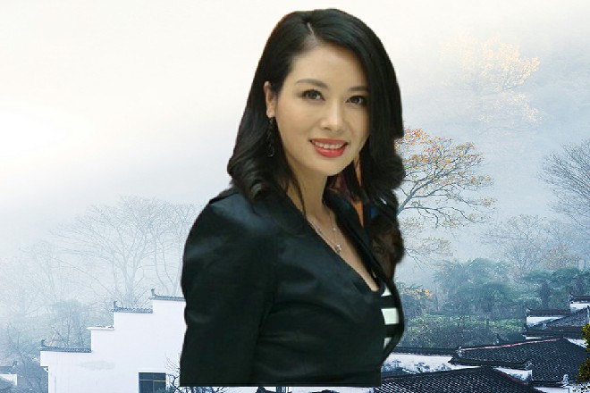 他潇洒地整理了一下自己的头发，然后看着封闭的商城