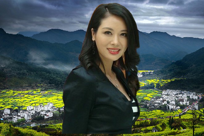 她见到于大山，赶忙收起正在玩的手机，跟红色妖姬打了个招呼