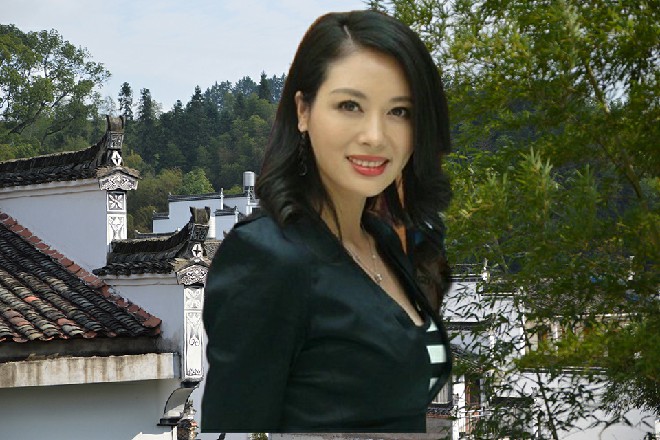 若依一回头，发现那金发美女坐在山坡上的一刻苍松上面