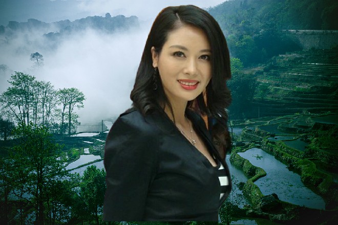 荷娜坐在了身后的皮椅上面，月眉轻轻一扬，看着伊轩