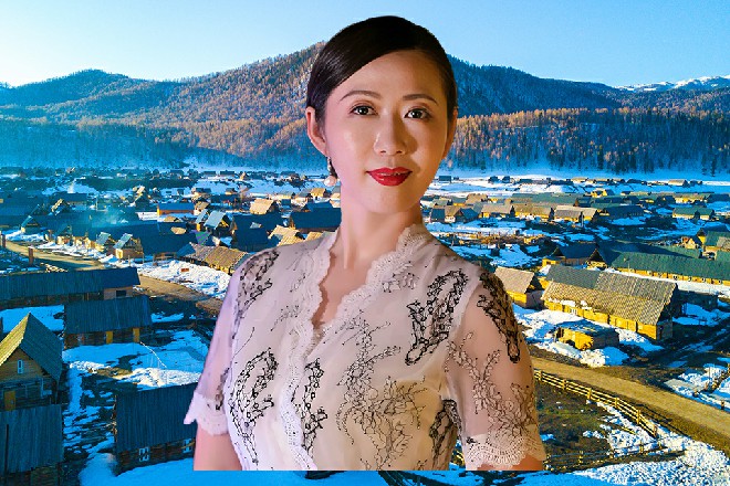 若依站在水中，望着那巨大的黑熊，额头上有冷汗淌下来