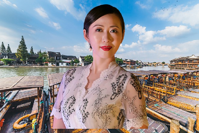 本来正在熟睡中的罗芙被他给吵醒了，在床上翻了个身