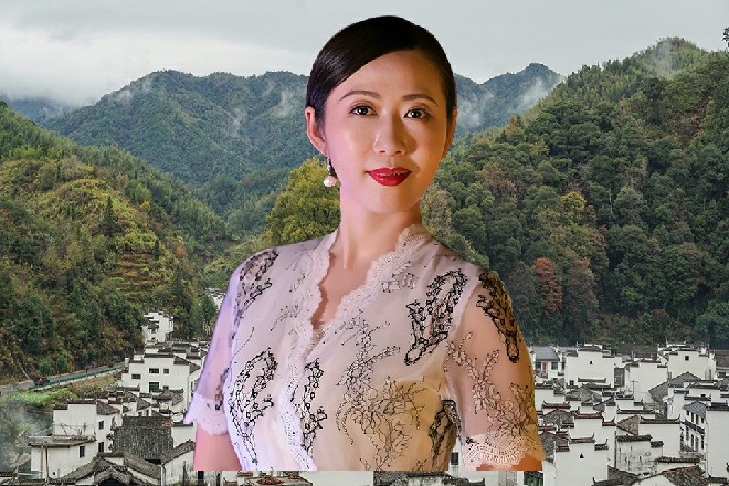 然而一道风暴下来，却是被红色妖姬一把小小雷剑给挡了下来