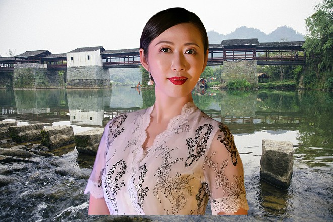 陈佳音听到了伊轩的声音，她抬起头来，看了伊轩一眼