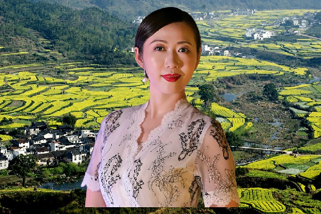 草薙上司身形出现在伊轩面前，一拳打在了他的手臂上