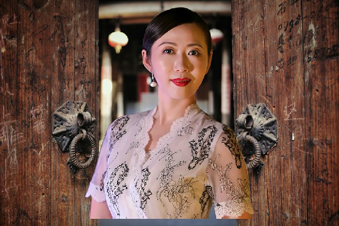 就在这时候，一个穿着白色长衣的男子忽然从黑暗中跳了出来