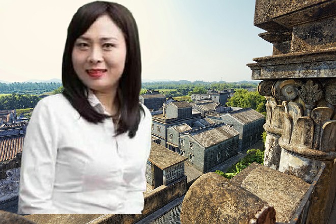 红色妖姬的双眼都流露出了两股金色的光芒，仿佛探照灯一般