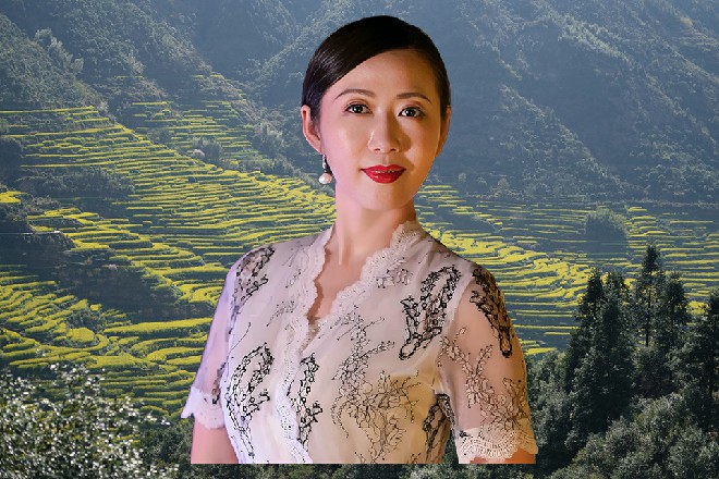 她看到服务员抱着一盆毛血旺上来，下意识地咽了咽口水