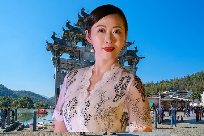 红色妖姬端起枪口，瞄准了刘宝军的额头，一枪打穿了他的脑门