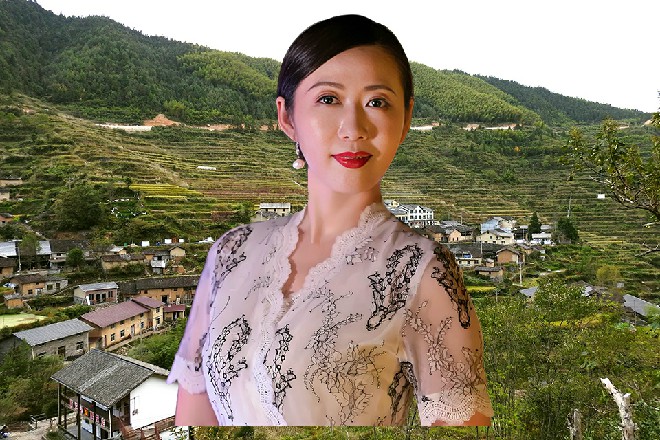 两个人互相拳脚相加，不断碰撞，空中爆发出一道道火星来