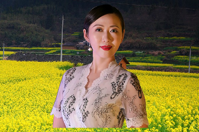 那些保安也不是拼命的住，看着锋利的匕首，谁也不敢上前