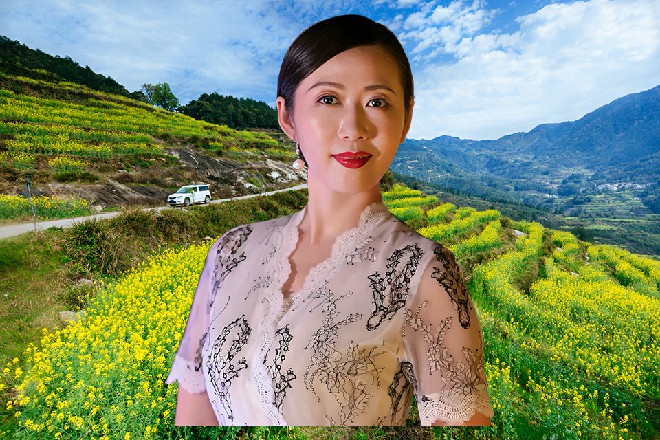 风花影带着红色妖姬下了楼，忽然想起了什么，问道：你有车么