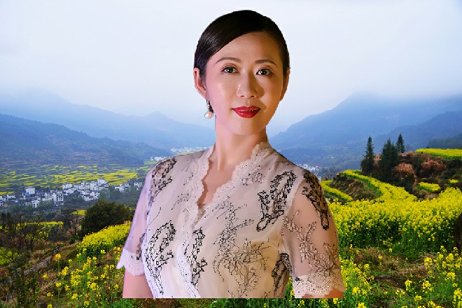 就在这时候，女恶魔忽然飞了出来，漂浮在伊轩的面前