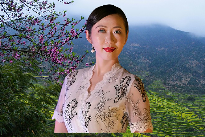 而红色妖姬的双眼，有一点金色的光辉，他自己都不曾注意到