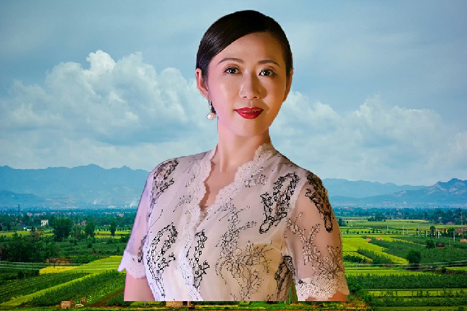 是张主任自己摔的，地太滑了，我今天也差点摔倒了呢