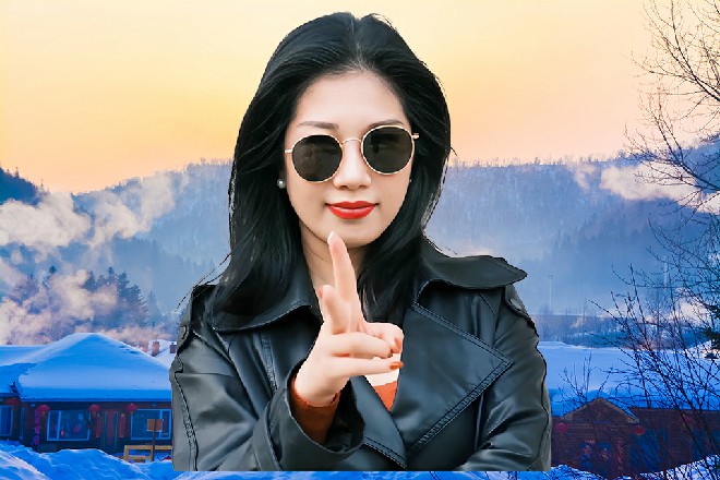 容小薰似乎在注意什么，没有察觉，而苏曼s却有点心跳加快