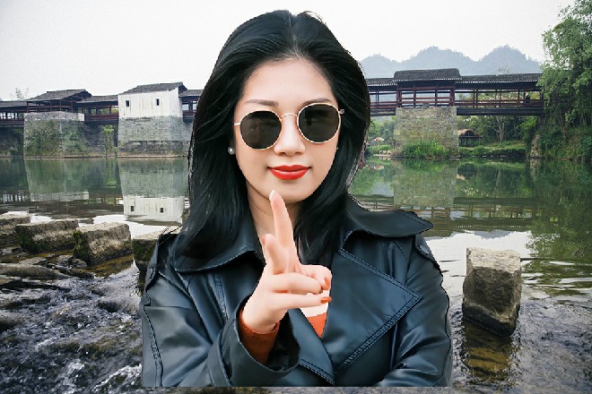 苏曼s还不明白，镜已经踮起脚来，轻轻吻在了苏曼s的嘴唇上