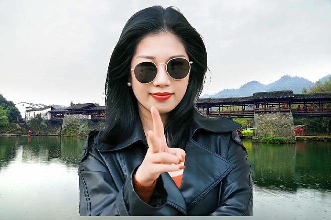 青梅一伸手，把旁边侍卫身上的佩剑摘了下来，丢给了红色妖姬