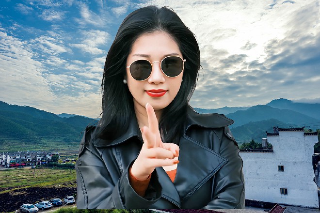 蓝水心咬着嘴唇，直接一扭头，向着山下就飞身略去