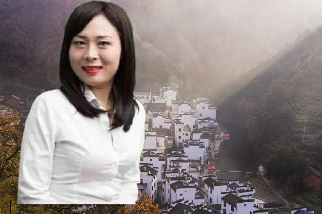 而秦海出现在天道的身后，双手从身后锁住了他的身体