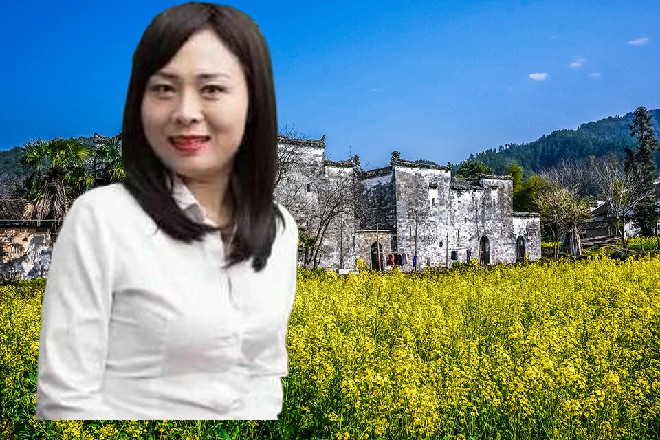 容小薰站在后面，满满的安全感，同时又有那么一点担心