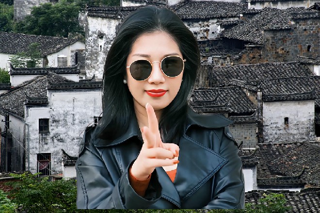 他跳进来之后，双脚踩在桌子上，笑眯眯地看着诺曦S