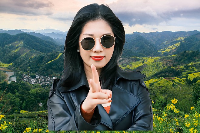 伊轩没有任何的动作，任凭手雷落到他身前，随后爆炸