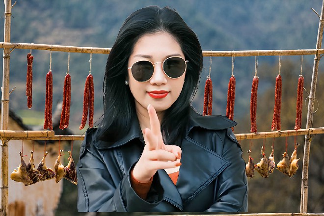 伊轩岿然不动，只是手掌上爆开一层气浪，冲击在四周