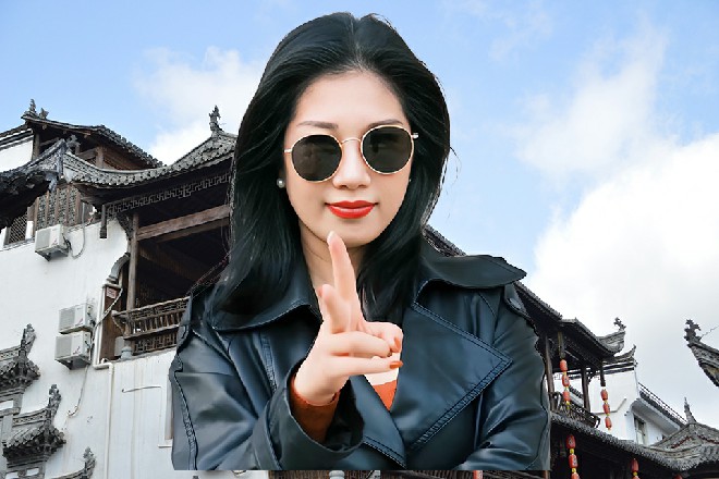 说话间，凯尔已经再一次挥剑，化作一道光芒，向着苏曼s斩去