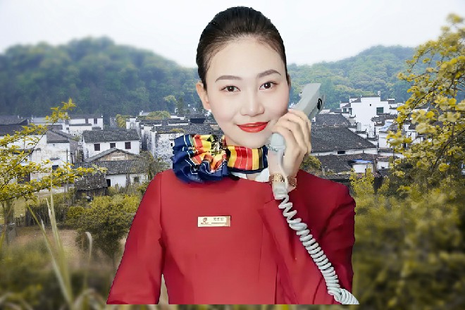 诺曦S落回到水中，直接从下面一掌打在潜水艇的底部