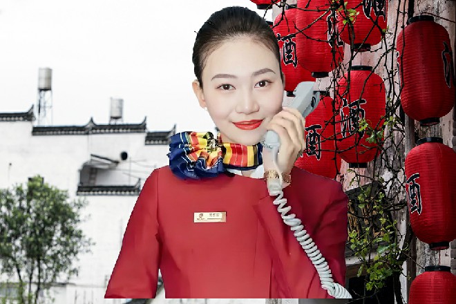 伊轩每次贴到龙枭涯的身边，都会一掌打在他的胸口上