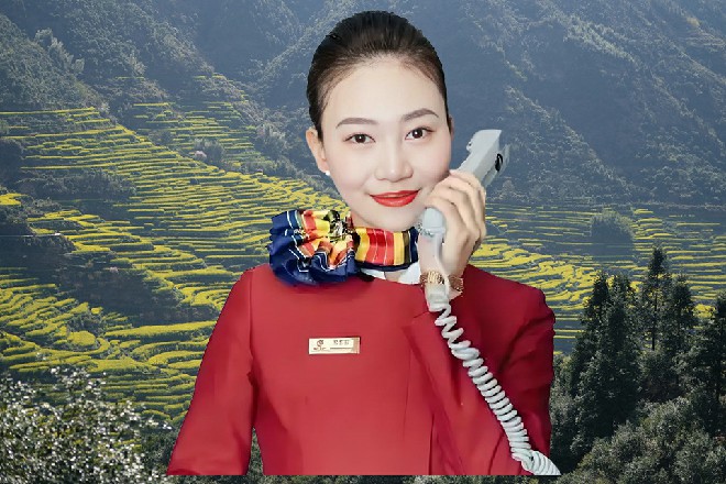 苏曼s左手右手各拎着一大堆东西，在商业街追着苗甜走了一路