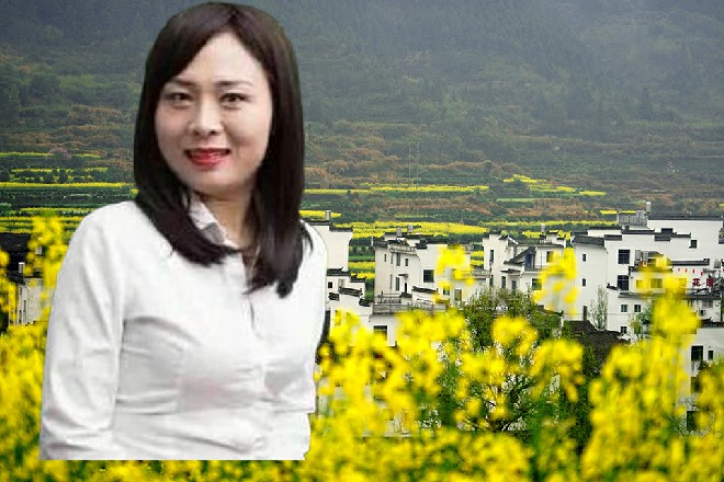 她身上穿着一件绿色的特战衣，裤腿上还别着一把黑色的军刀